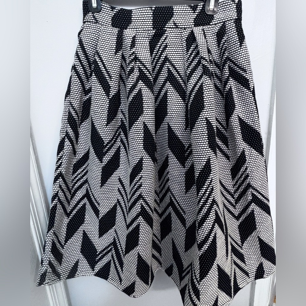 NWOT Eva Mendes NY&C Skirt Women's Symmetric Geometric Black & White Tapestry